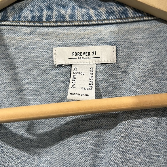 Denim faux pearl trucker jacket - Picture 3 of 4